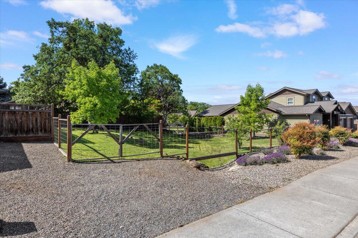 237 Echo Way Eagle Point, OR 97524 - Photo 3 of 31 4
