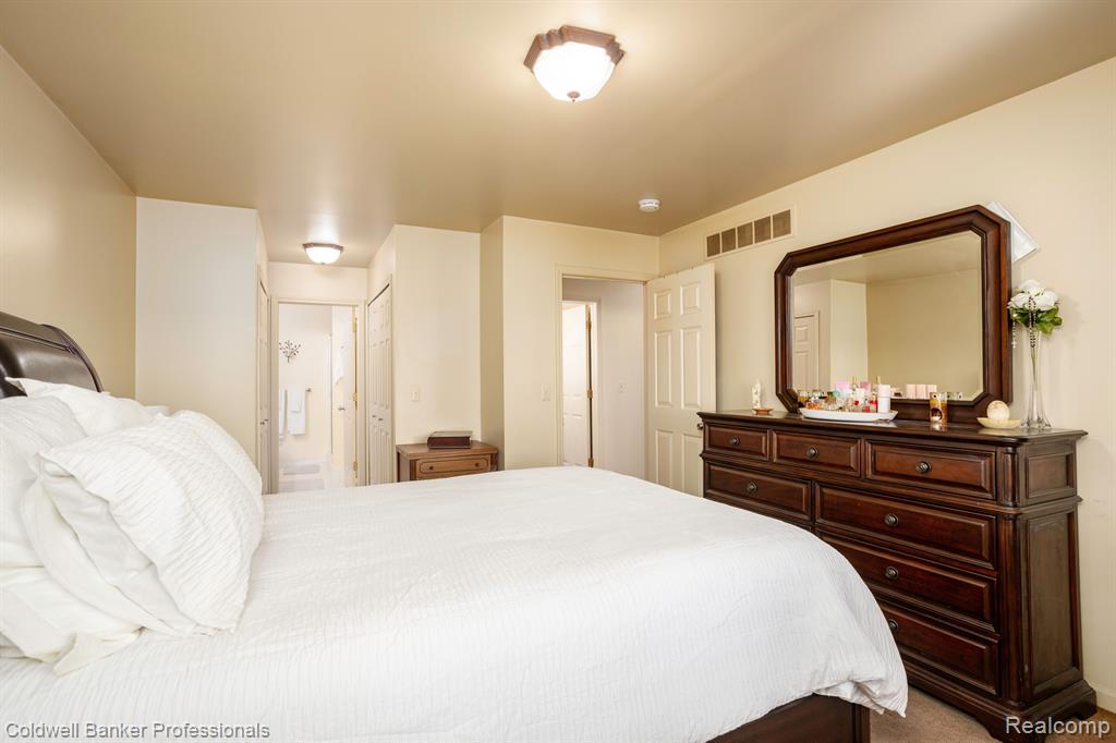 16982 Country Ridge Lane Macomb, MI 48044 - Photo 12 of 22 Gallery Image 12