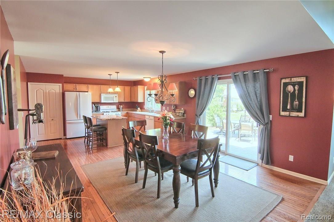 2029 Roundtree Rochester, MI 48307 - Photo 9 of 30 Breakfast_Nook.jpg