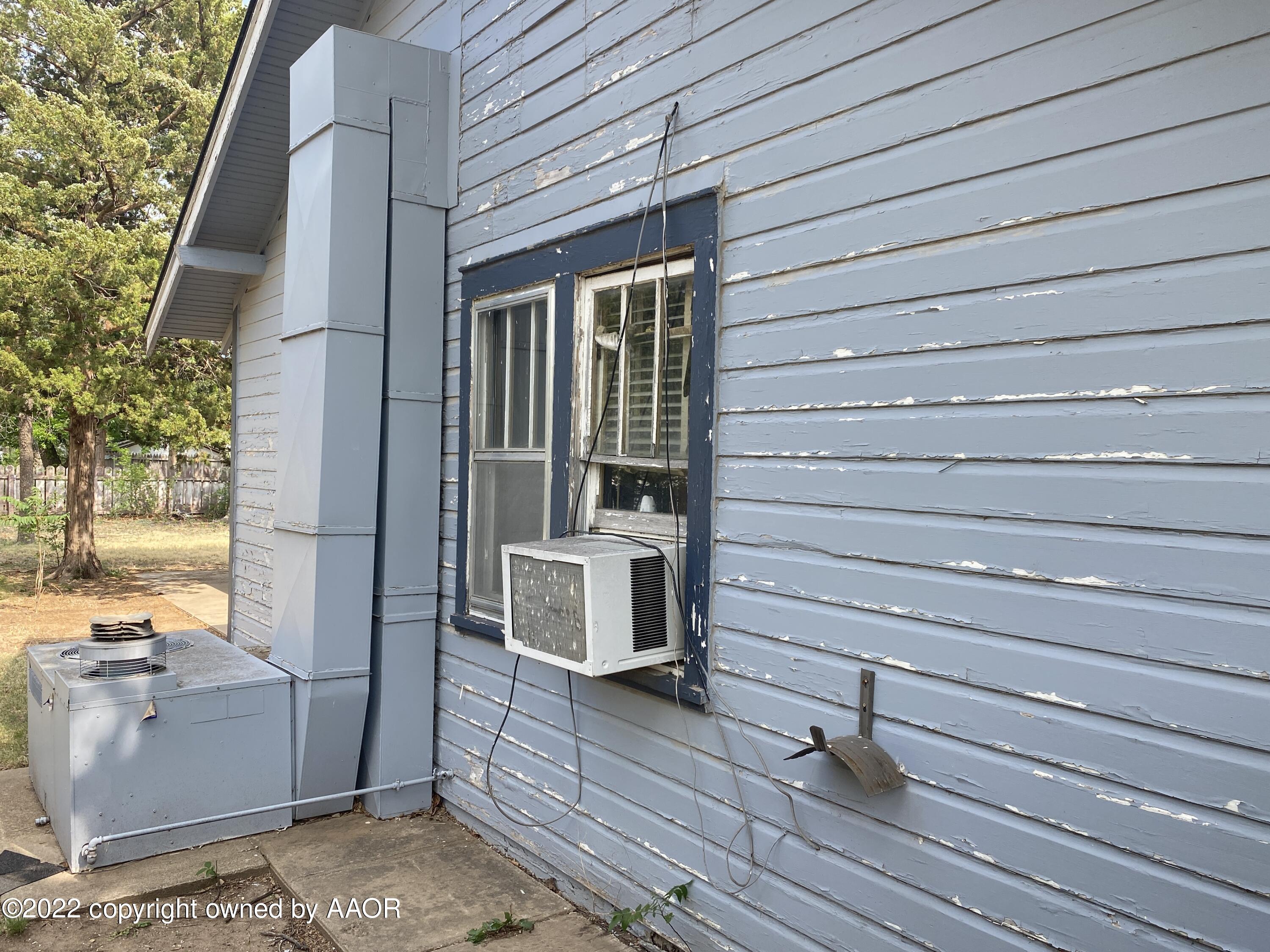 809 South Drake Street Perryton, TX 79070 - Photo 3 of 17 Photo May 16, 4 19 53 PM (1)