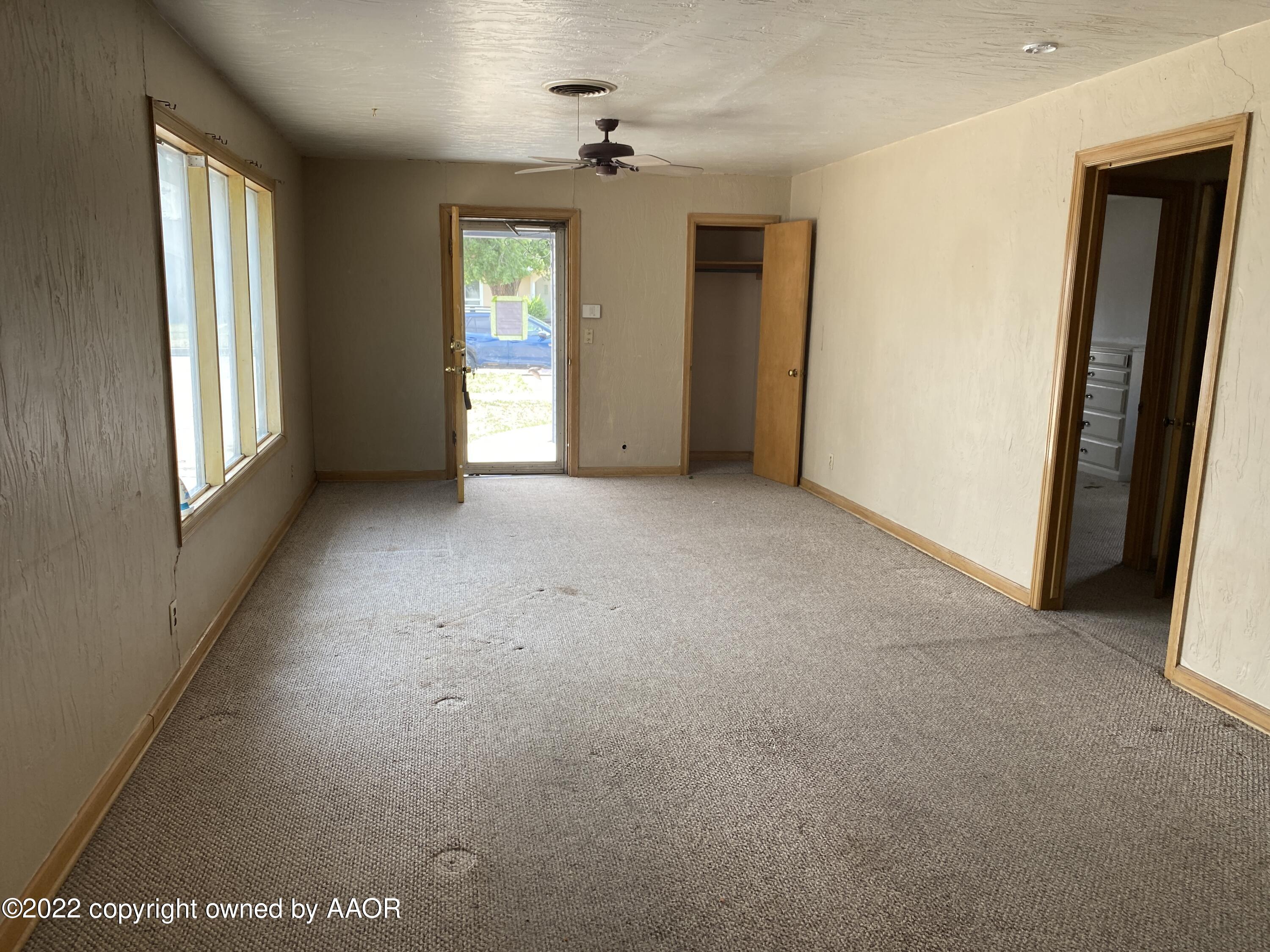 809 South Drake Street Perryton, TX 79070 - Photo 7 of 17 Photo May 16, 4 25 22 PM
