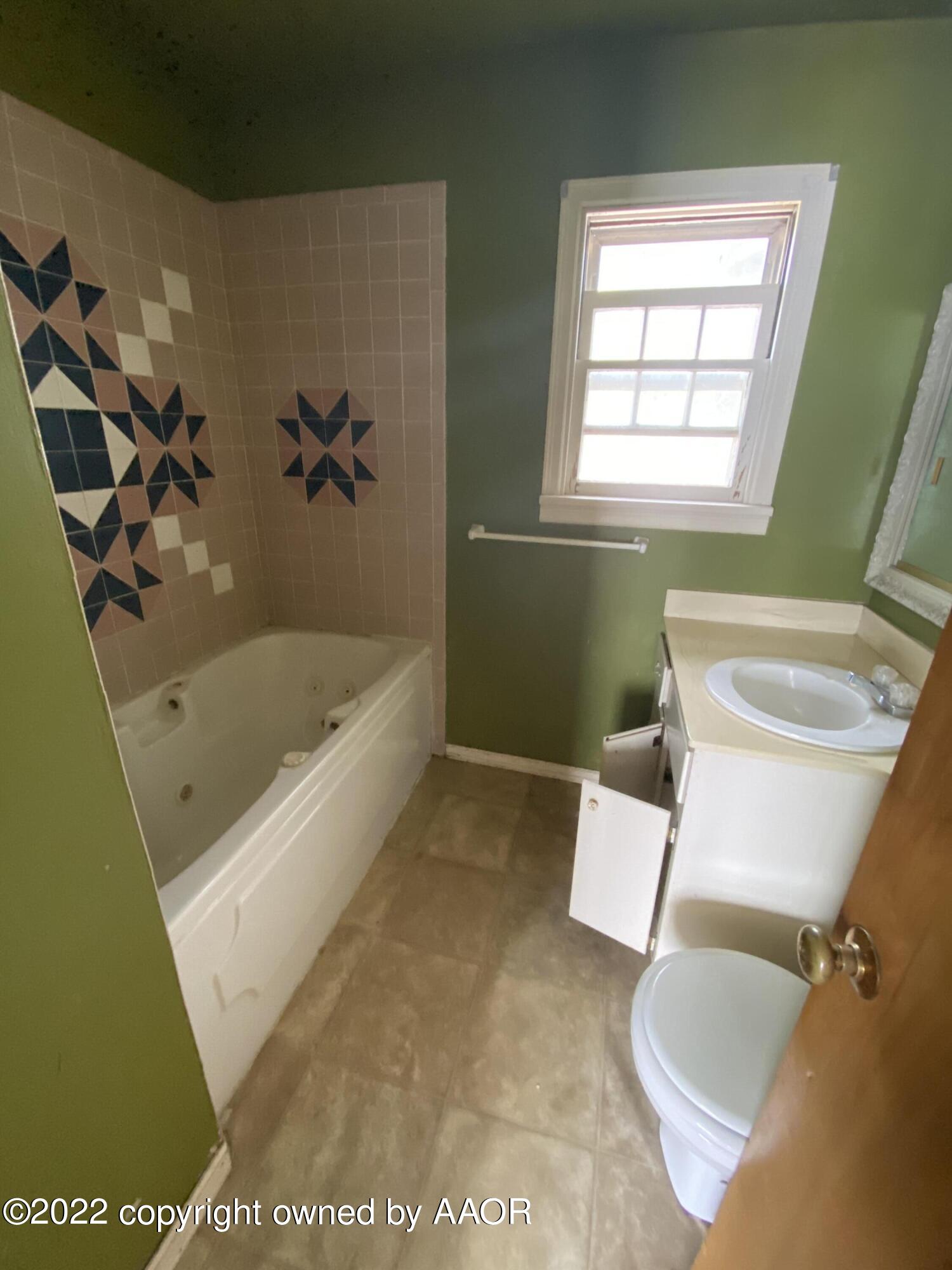 809 South Drake Street Perryton, TX 79070 - Photo 9 of 17 Photo May 16, 4 26 10 PM