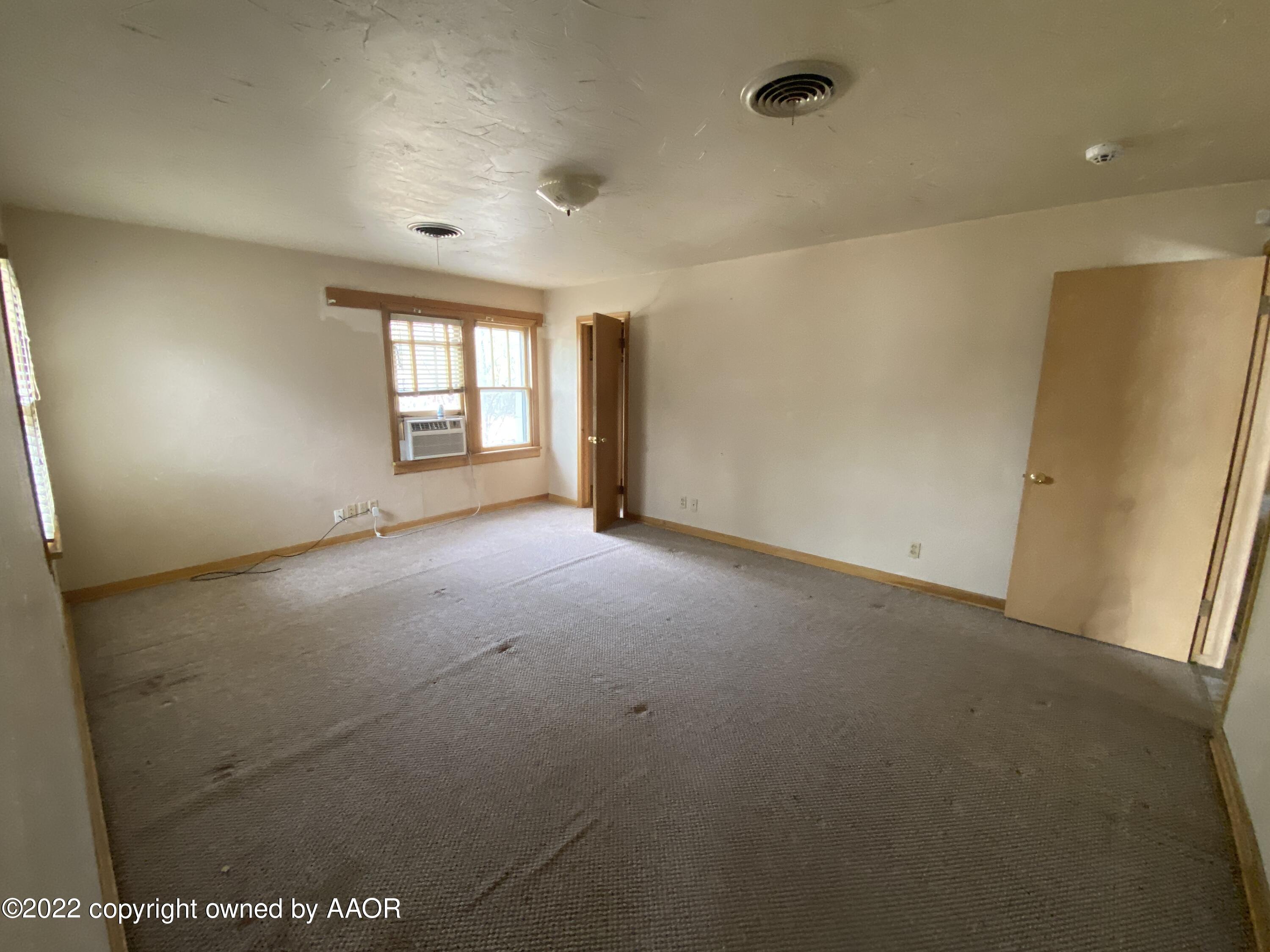 809 South Drake Street Perryton, TX 79070 - Photo 10 of 17 Photo May 16, 4 26 17 PM (1)