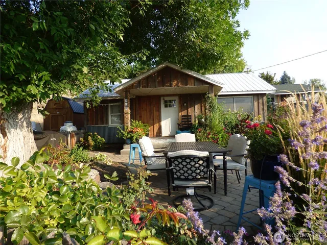 $309,900 | 304 Pearl Street, Pateros, WA 98846