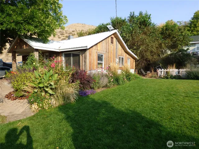 $309,900 | 304 Pearl Street, Pateros, WA 98846