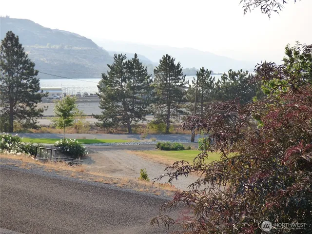 $309,900 | 304 Pearl Street, Pateros, WA 98846