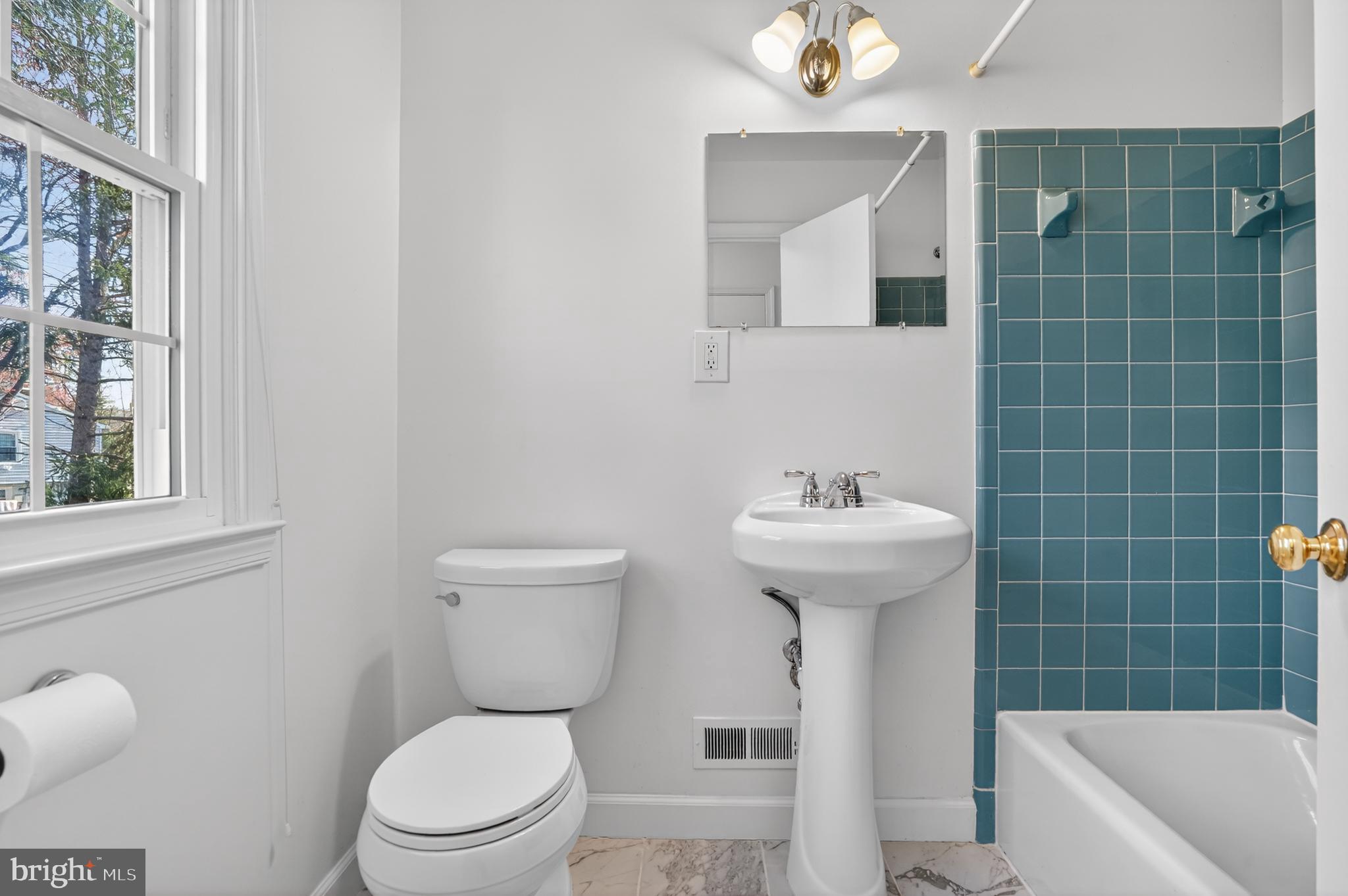 5401 Kinnerly Court Burke, VA 22015 - Photo 15 of 30 Primary Full Bathroom