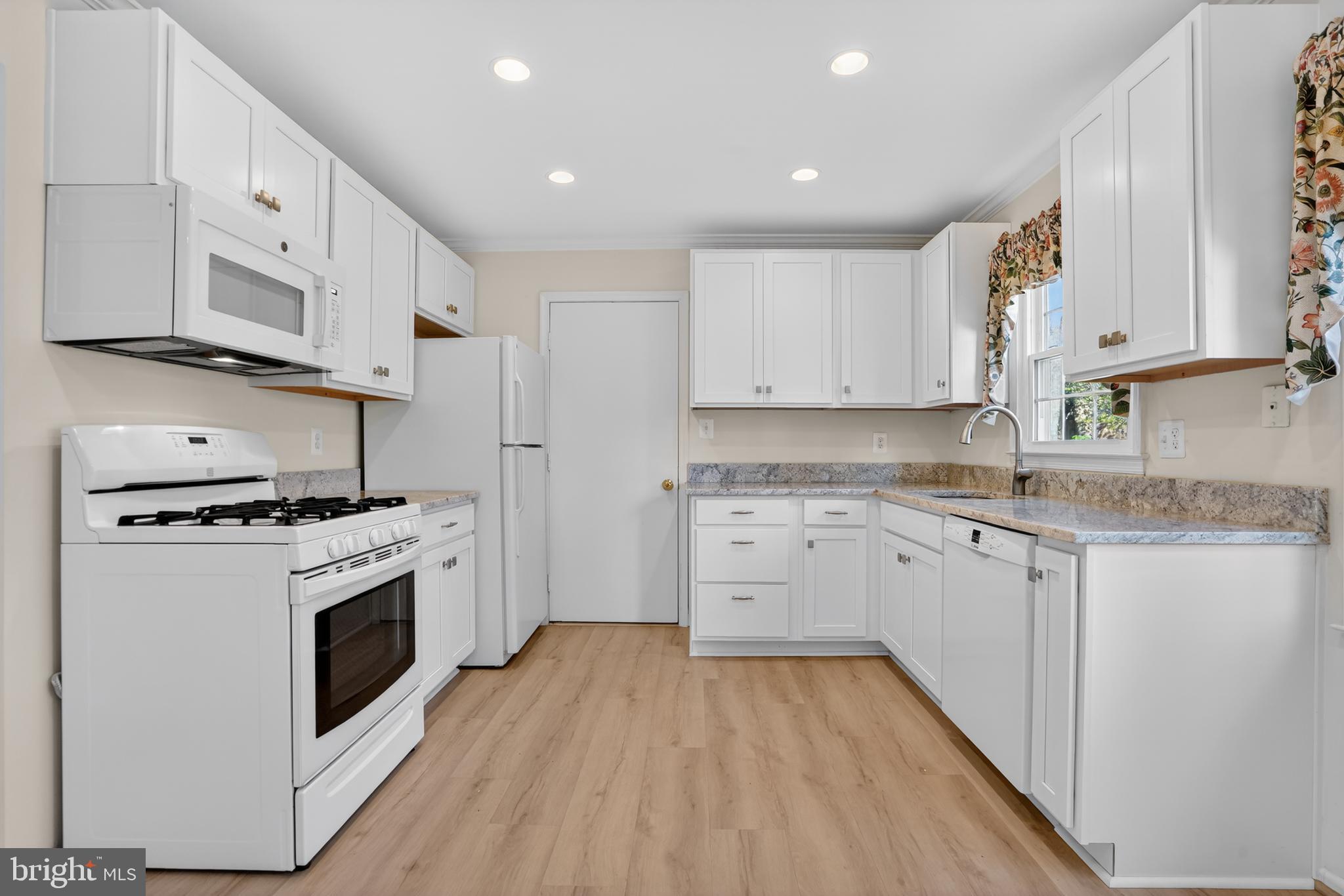 5401 Kinnerly Court Burke, VA 22015 - Photo 7 of 30 Updated Kitchen