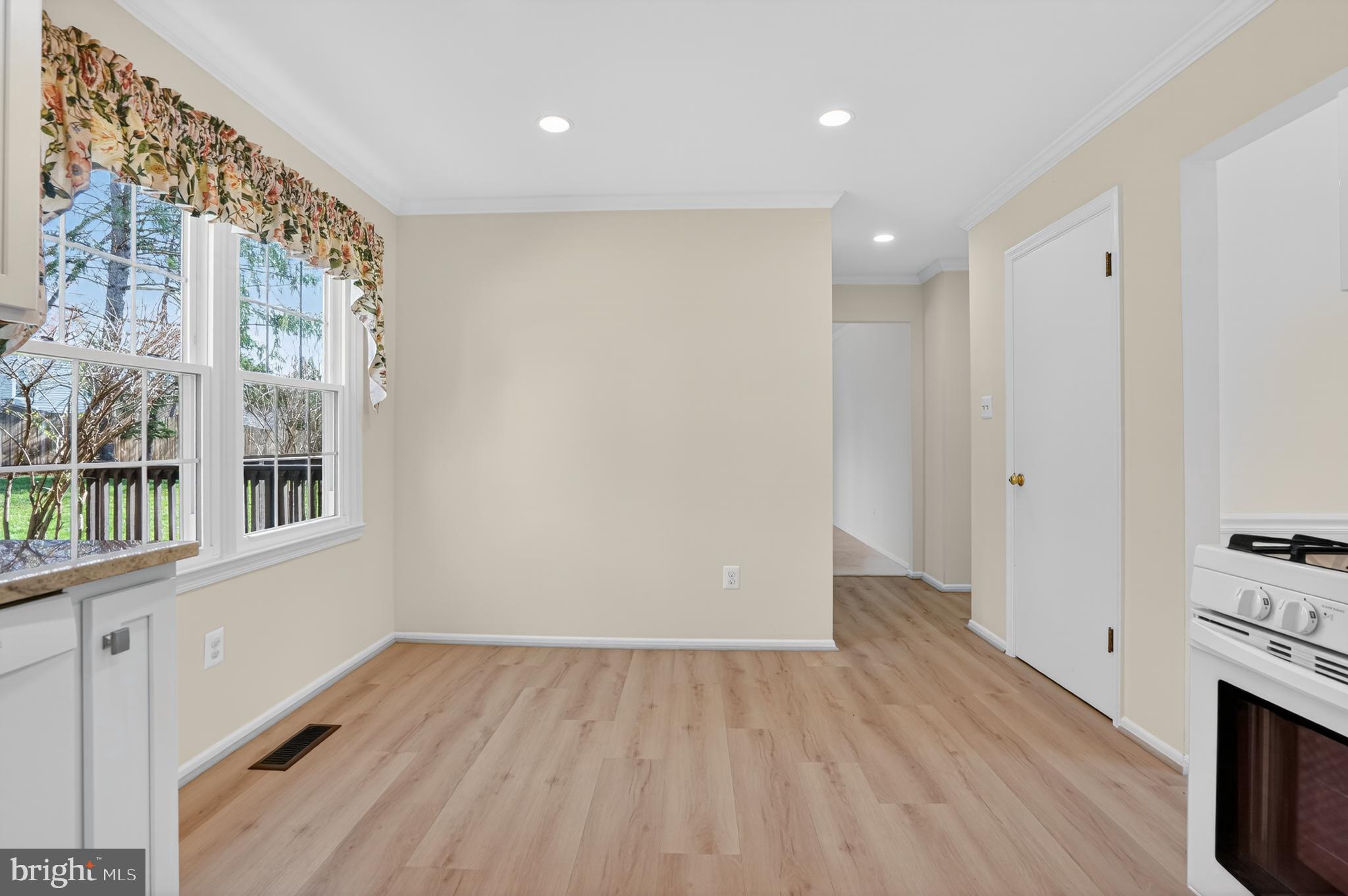 5401 Kinnerly Court Burke, VA 22015 - Photo 8 of 30 Kitchen table area