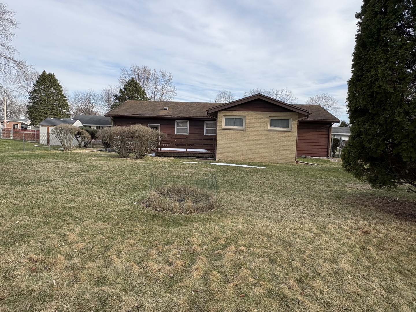 215 Phyllis Avenue Rochelle, IL 61068 - Photo 26 of 27 a house with a outdoor space