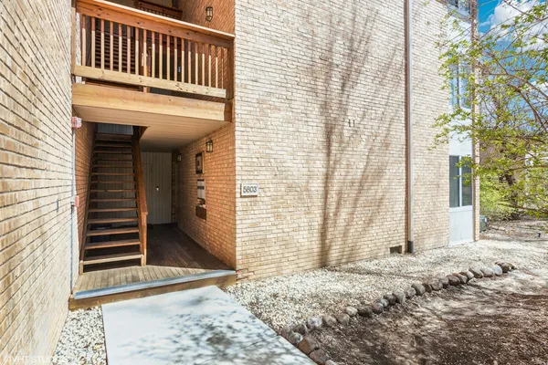 $195,000 | 5803 Oakwood Drive, Unit B, Lisle, IL 60532