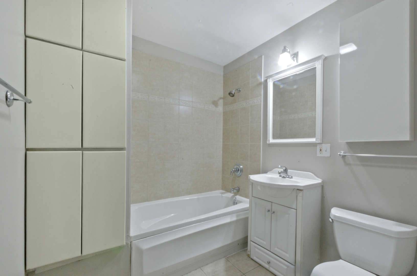 3908 West Ainslie Street, Unit G Chicago, IL 60625 - Photo 14 of 16 a bathroom with a toilet sink and shower
