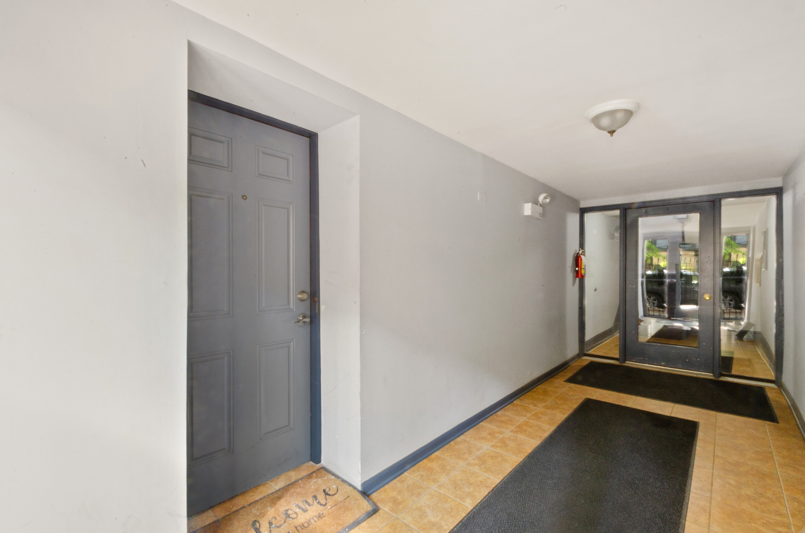 3908 West Ainslie Street, Unit G Chicago, IL 60625 - Photo 3 of 16 a view of a hallway with bathroom