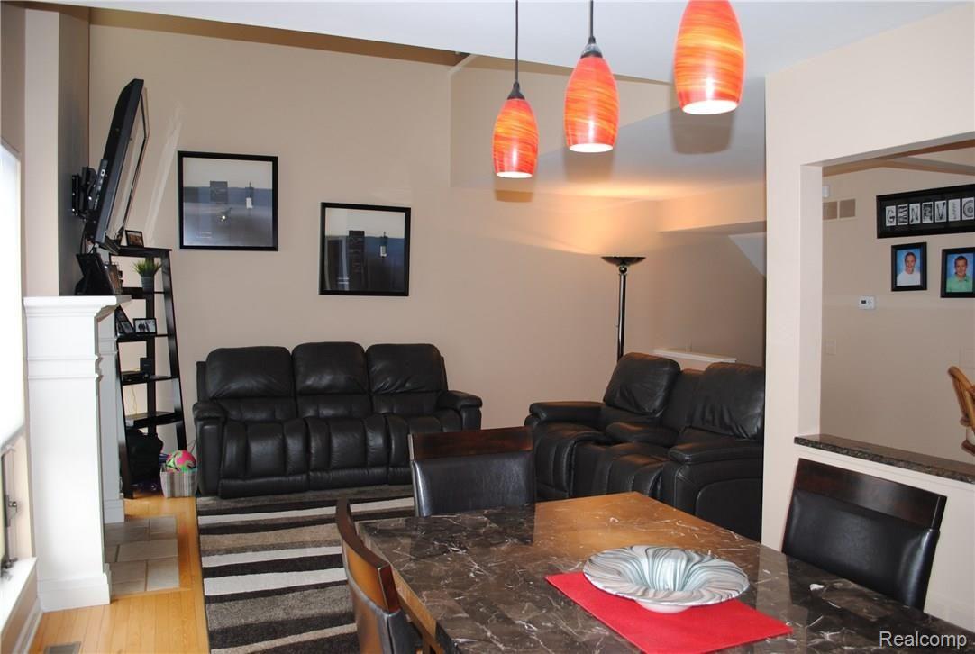 667 Camden Court Rochester, MI 48307 - Photo 13 of 34 Great room.JPG