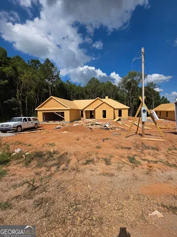 a view of a yard in front of house