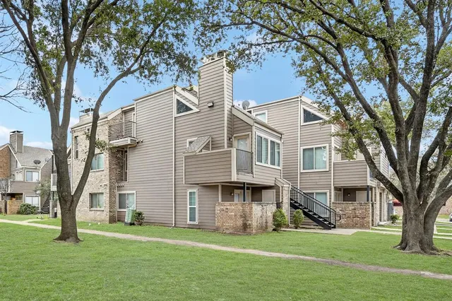 a view of a yard in front of house