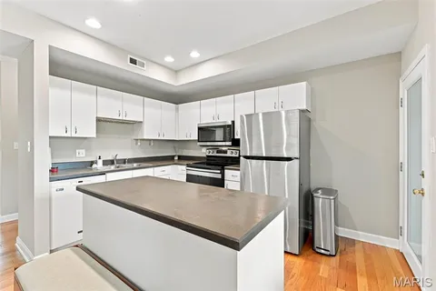 $189,900 | 5885 Nina Place, Unit 2E, St. Louis, MO 63112