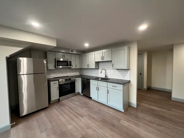 $2,295 | 160 Seabury Street, Unit 28, Fall River, MA 02720