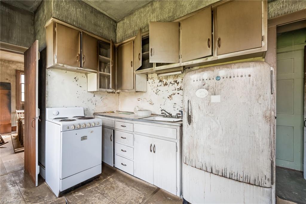 606 East Springfield Road High Point, NC 27263 - Photo 11 of 35