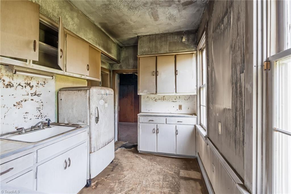 606 East Springfield Road High Point, NC 27263 - Photo 12 of 35