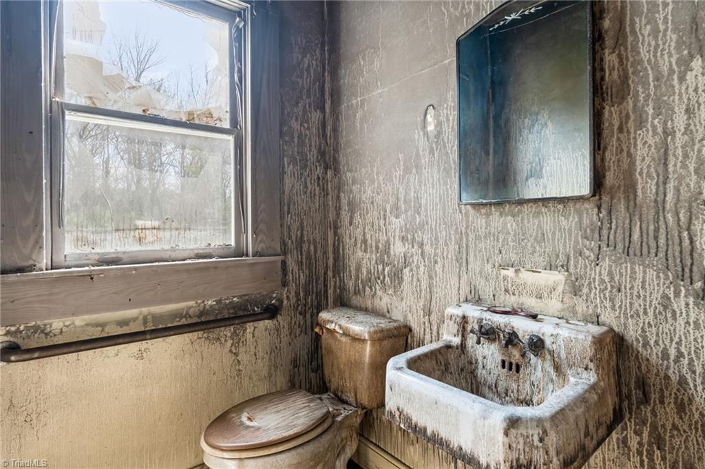 606 East Springfield Road High Point, NC 27263 - Photo 8 of 35