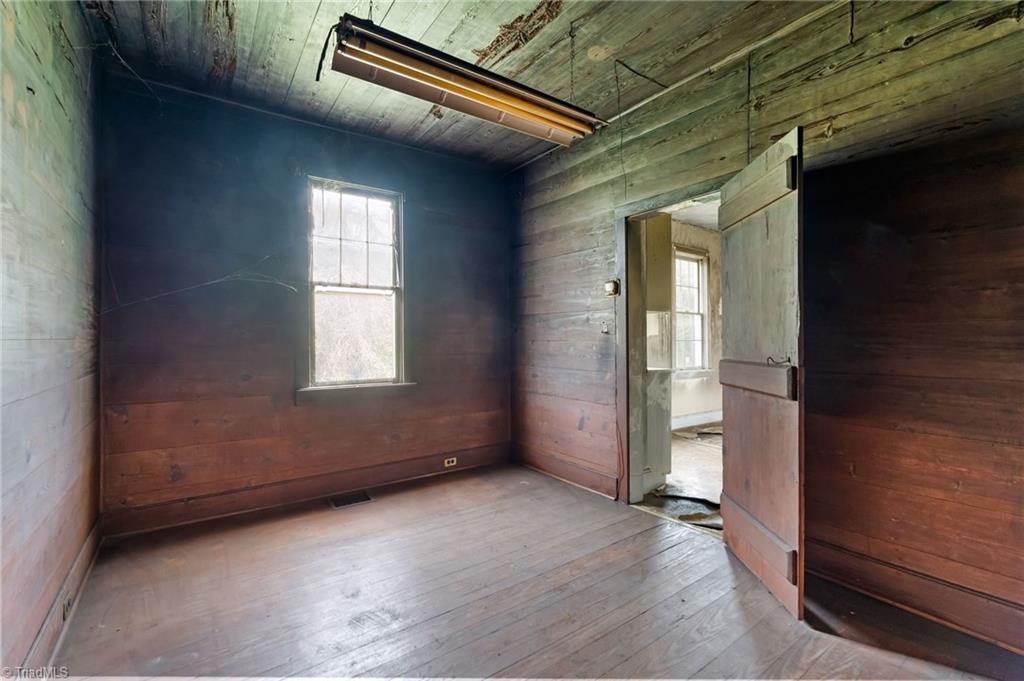 606 East Springfield Road High Point, NC 27263 - Photo 9 of 35