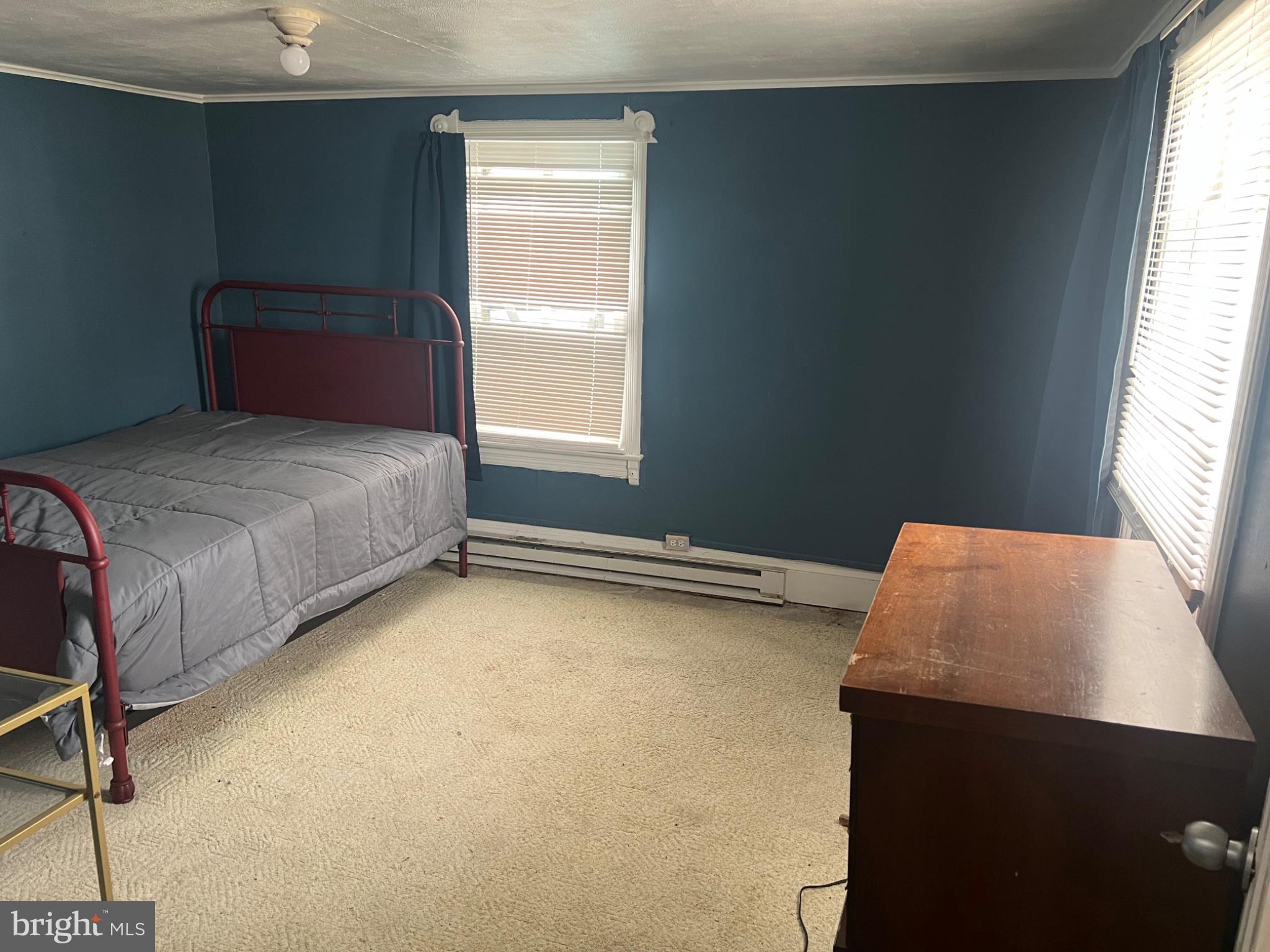 10 Willis Street Cambridge, MD 21613 - Photo 3 of 27 Cozy room with vibrant blue walls.