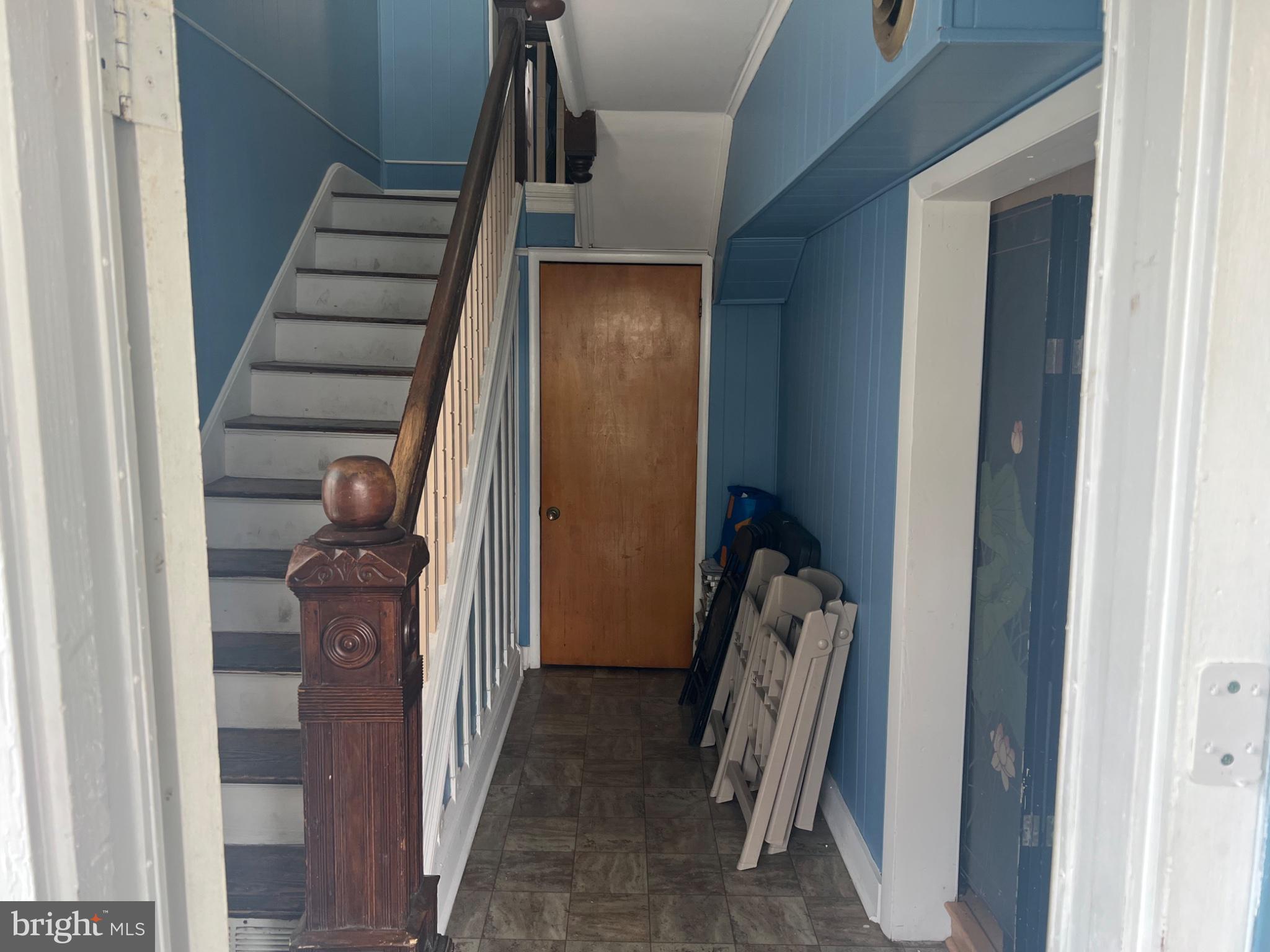 10 Willis Street Cambridge, MD 21613 - Photo 6 of 27 Charming entryway with vintage flair.