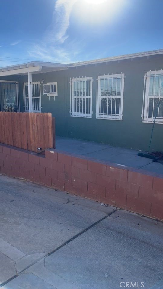 a view of livingroom with furniture