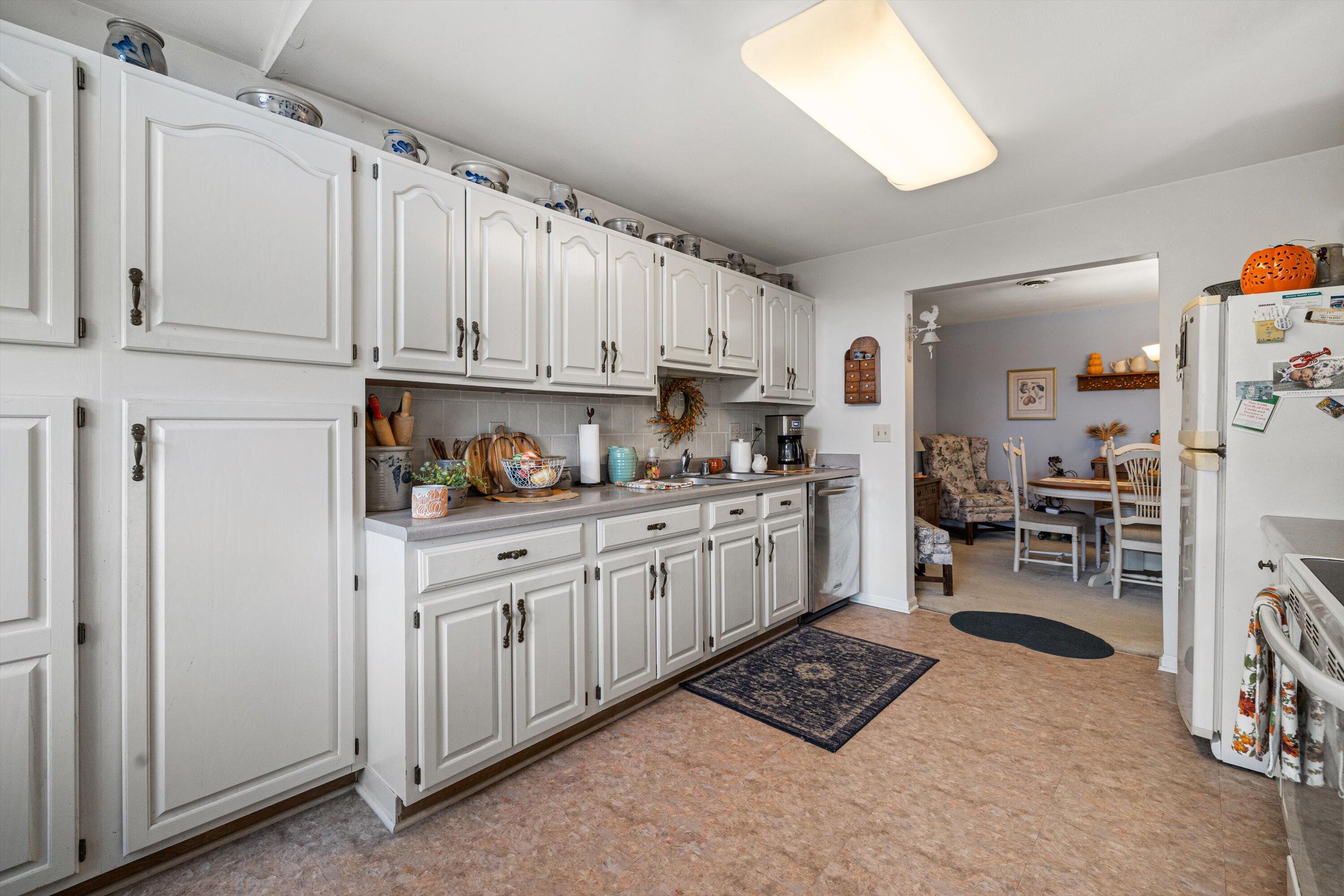 3337 13th Street, Unit 3C Kenosha, WI 53144 - Photo 12 of 35 kitchen