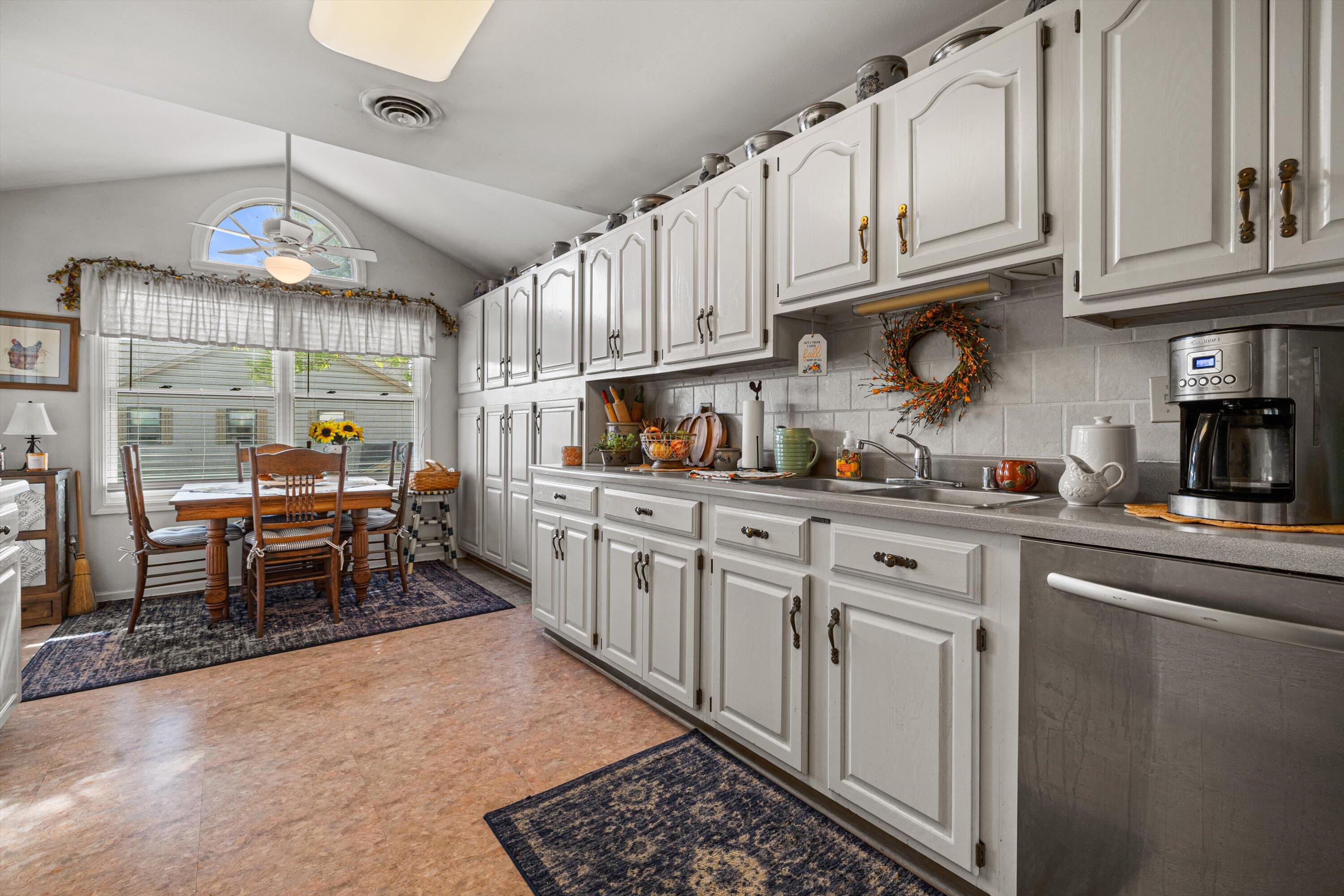 3337 13th Street, Unit 3C Kenosha, WI 53144 - Photo 10 of 35 kitchen