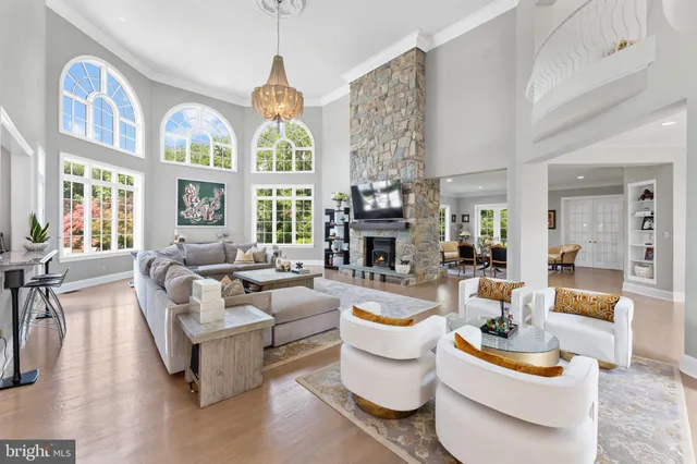 a view of entryway with livingroom