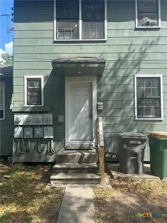 $950 | 1204 East Warren Avenue, Unit 2B, Victoria, TX 77901