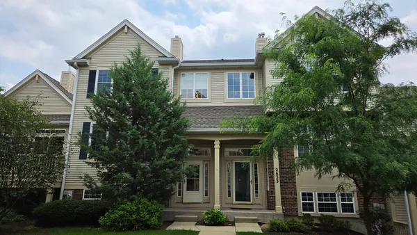 $3,590 | 2631 North Greenwood Avenue, Unit 2631, Arlington Heights, IL 60004