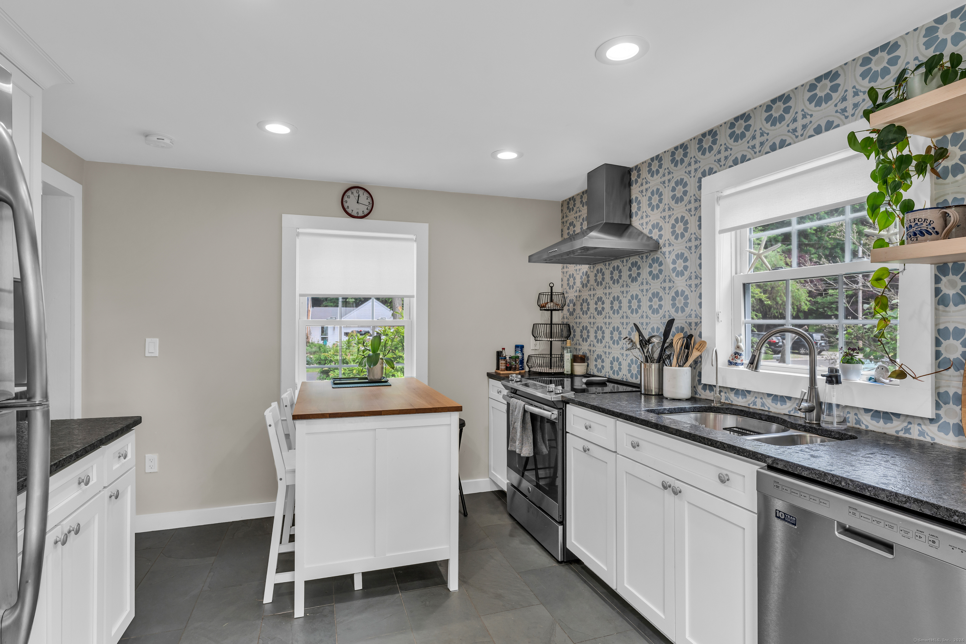 140 Dunk Rock Road Guilford, CT 06437 - Photo 4 of 37