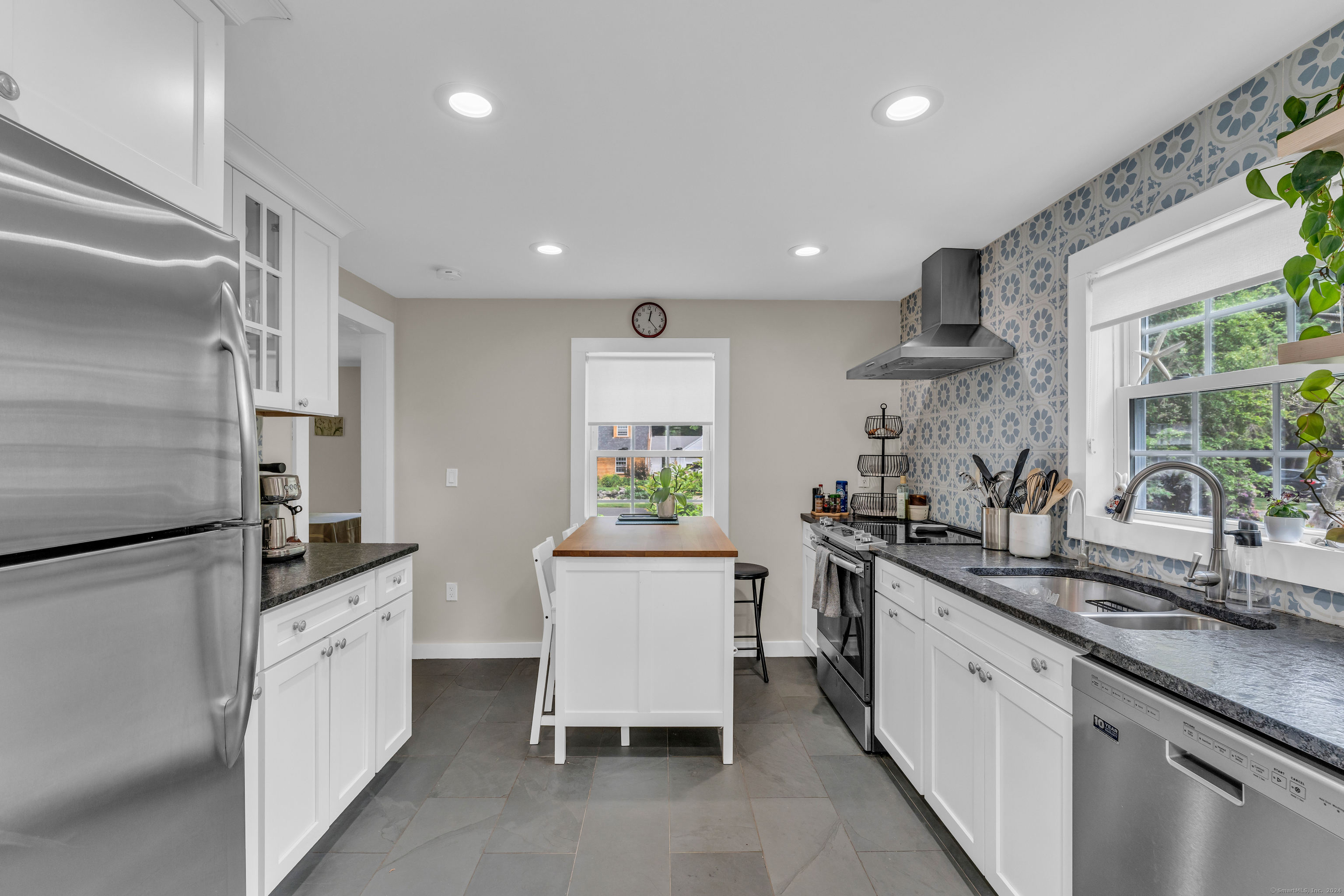140 Dunk Rock Road Guilford, CT 06437 - Photo 5 of 37