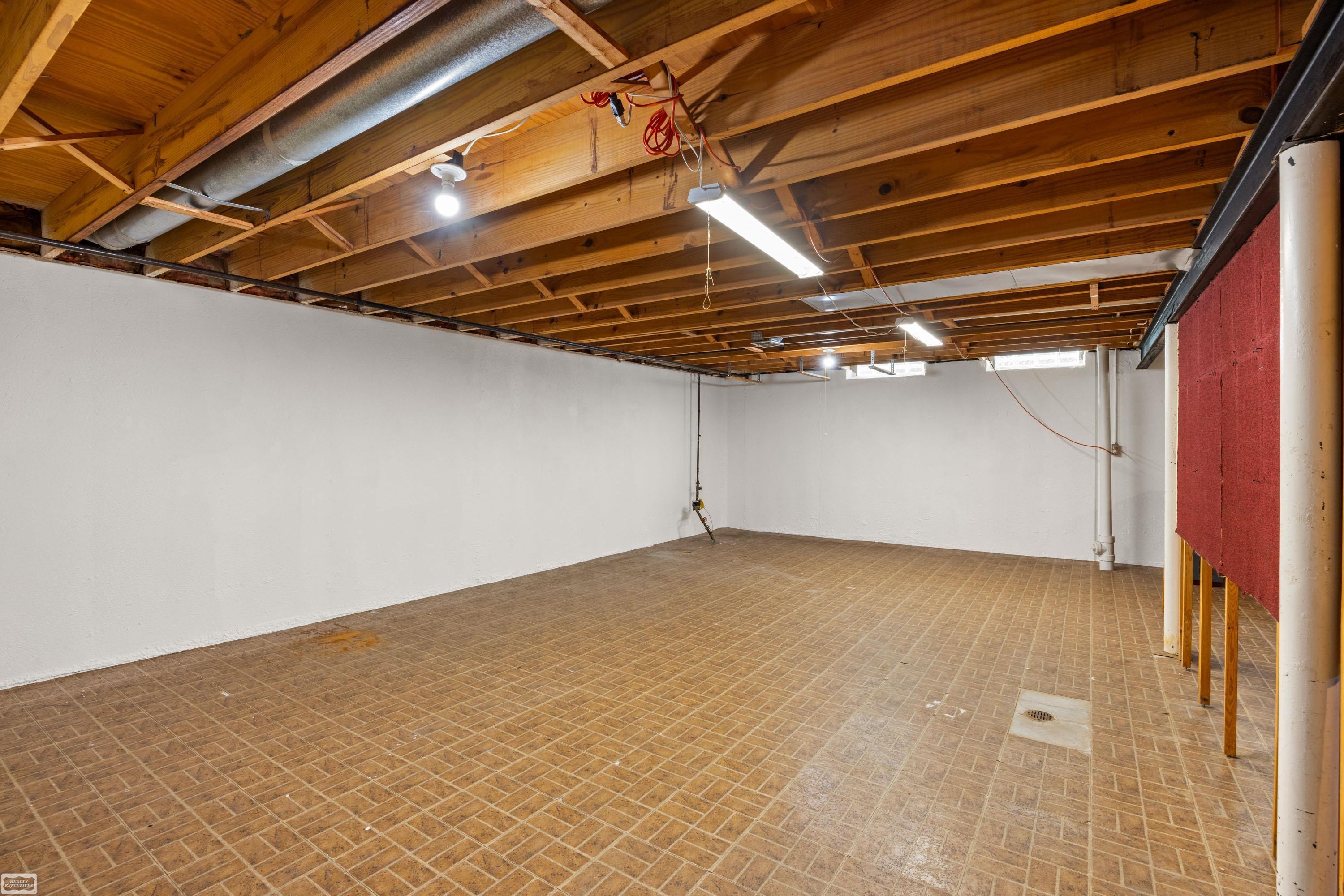 14235 Martin Road Warren, MI 48088 - Photo 18 of 25 50159742-e04ccbbc-ce7c-46e4-8801-240a802cbd9e.JPG