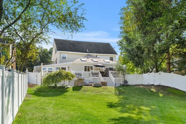 a view of a house with backyard and garden