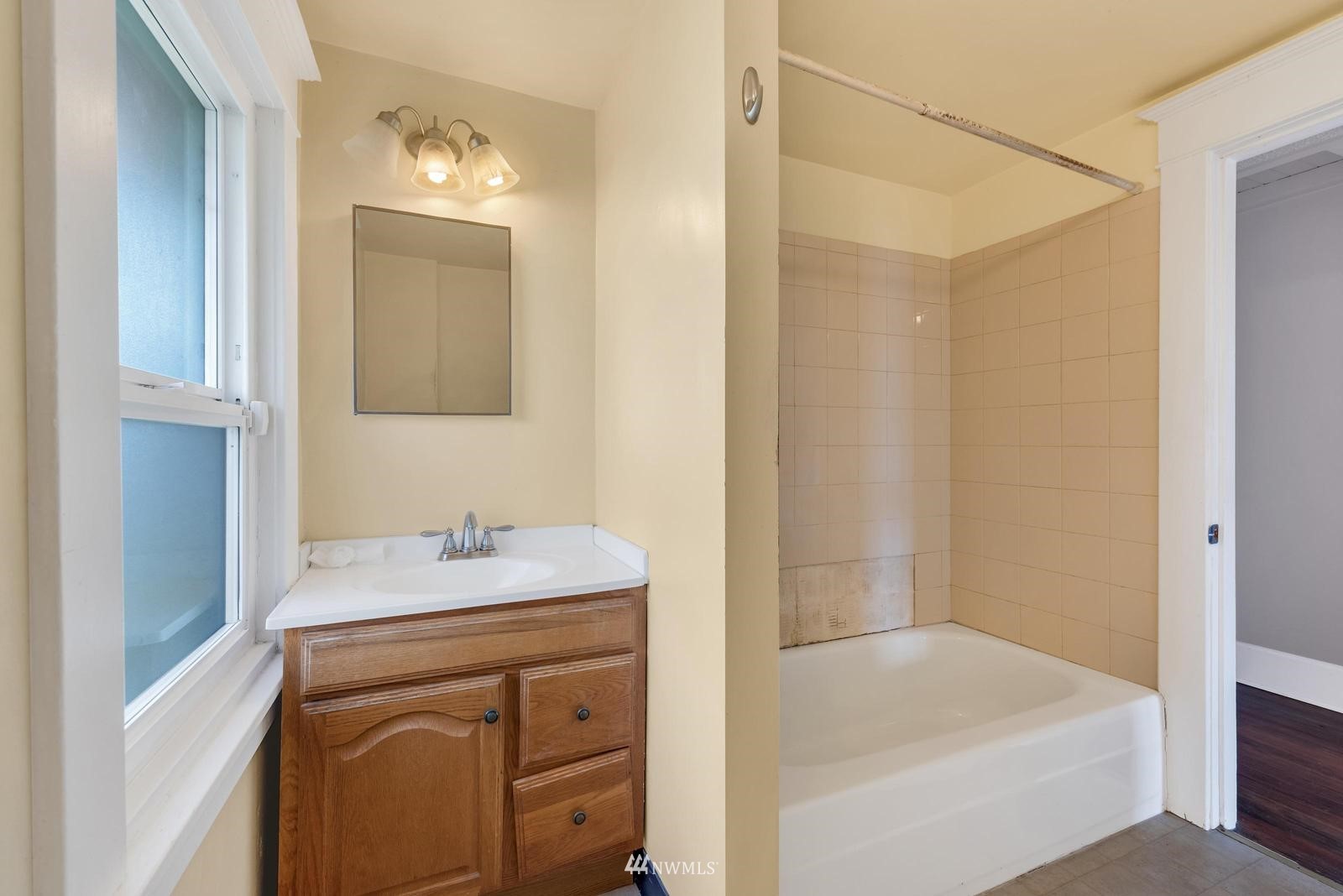 4852 South Orcas Street Seattle, WA 98118 - Photo 15 of 20 a bathroom with a sink a bathtub and a mirror