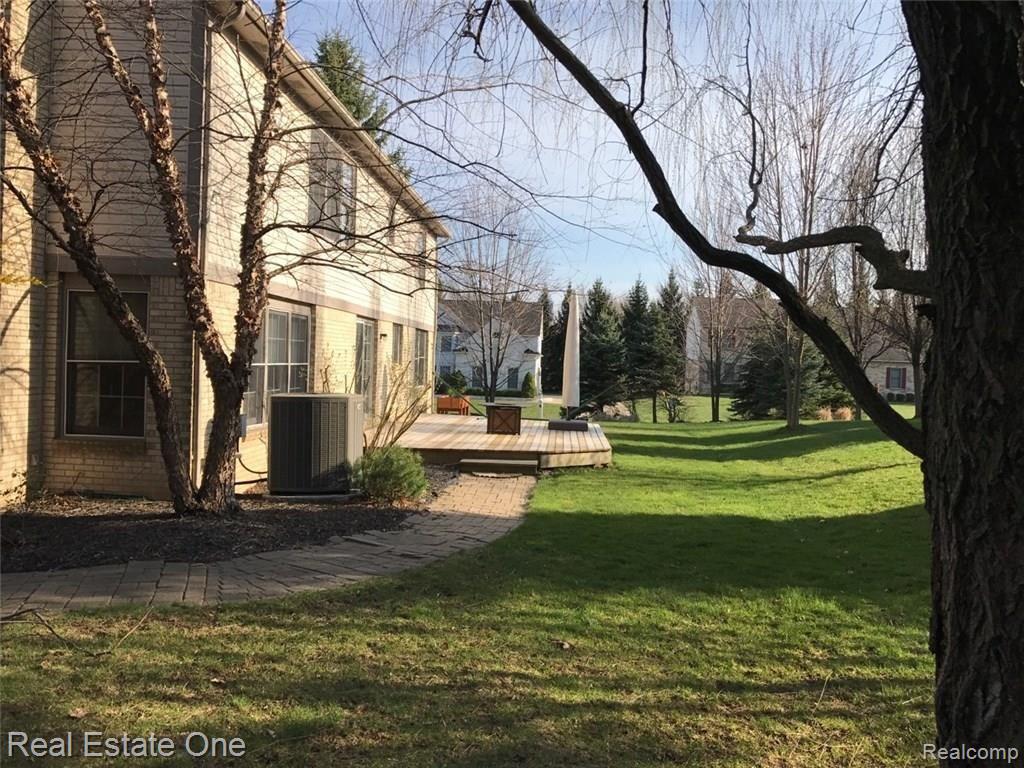 3990 Kaeleaf Road Lake Orion, MI 48360 - Photo 2 of 26