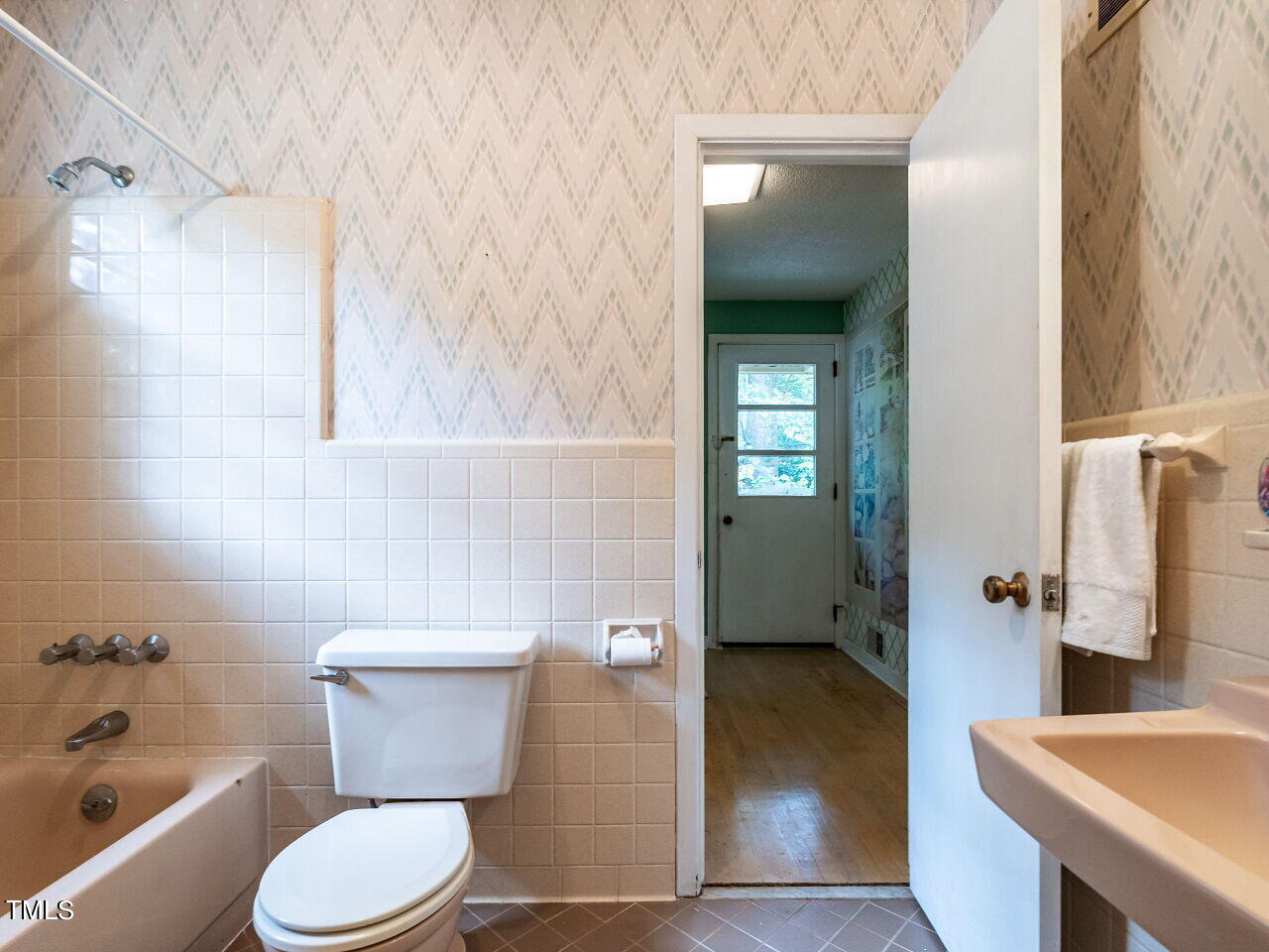 417 Forsyth Street Raleigh, NC 27609 - Photo 18 of 34 017-1280x960-bathroom