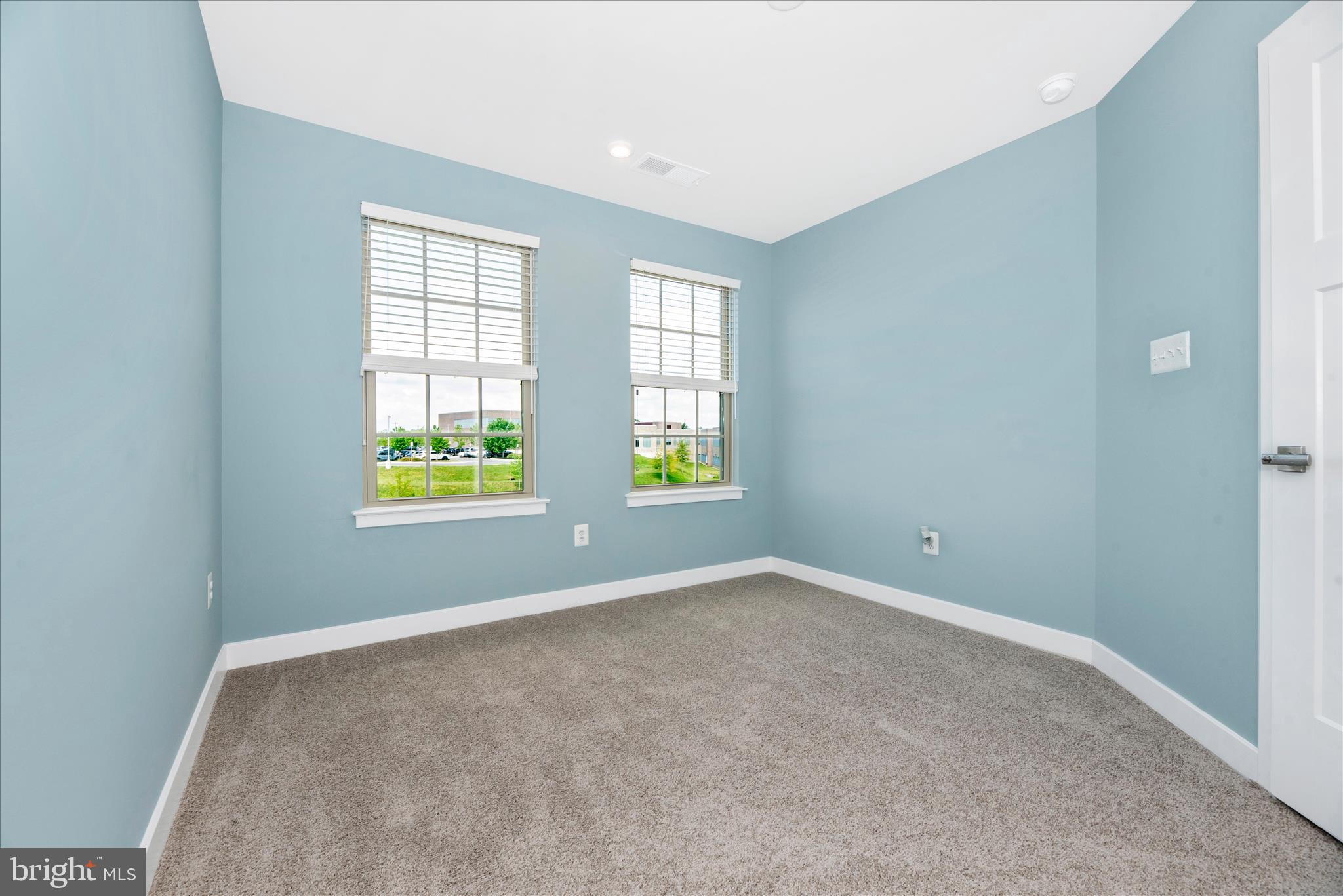 7091 Kokanee Way New Market, MD 21774 - Photo 29 of 69 an empty room with windows and mirror
