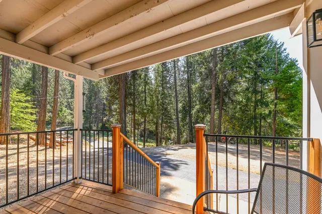 a view of a pathway of a house with wooden fence