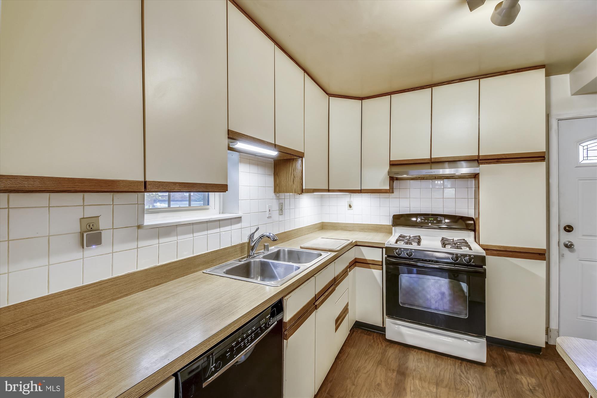 11612 Grandview Avenue Silver Spring, MD 20902 - Photo 11 of 29 Kitchen