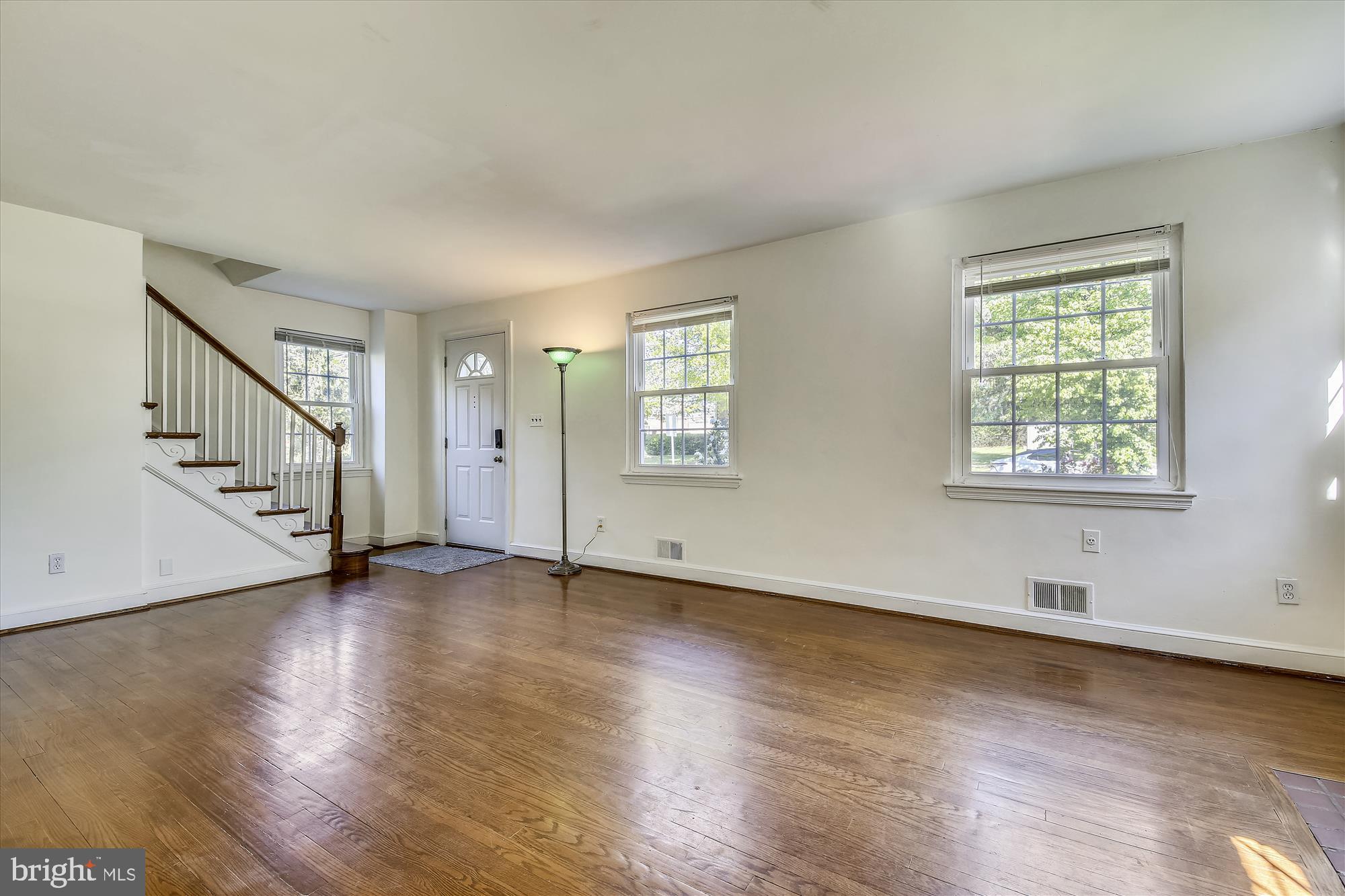 11612 Grandview Avenue Silver Spring, MD 20902 - Photo 6 of 29 Living Room