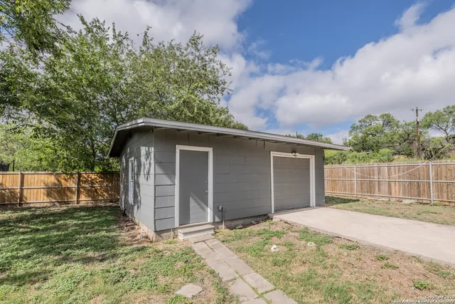 $1,800 | 411 Laddie Place, San Antonio, TX 78201