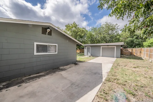 $1,800 | 411 Laddie Place, San Antonio, TX 78201