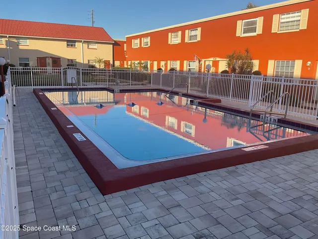 a bench is sitting in the grass near a building