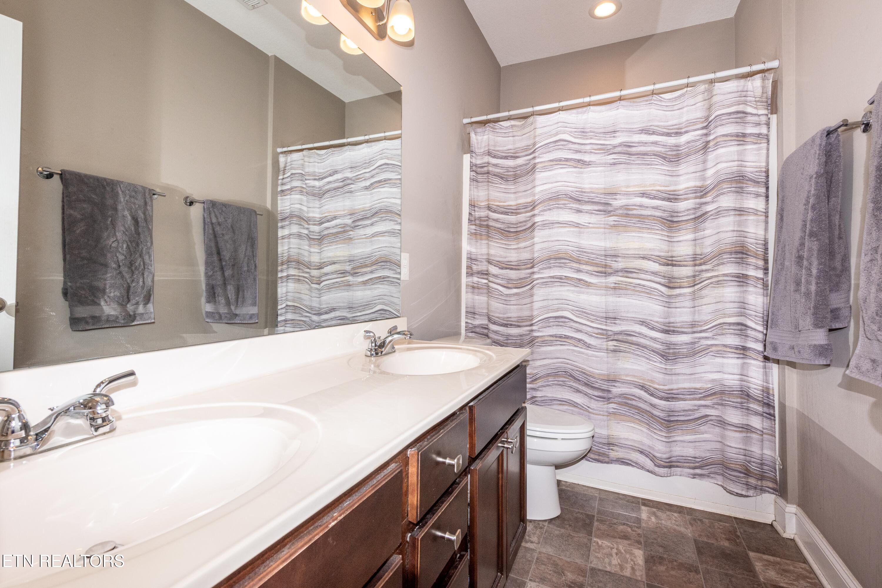 117 Fortenberry Street Oak Ridge, TN 37830 - Photo 14 of 19 Primary Bath