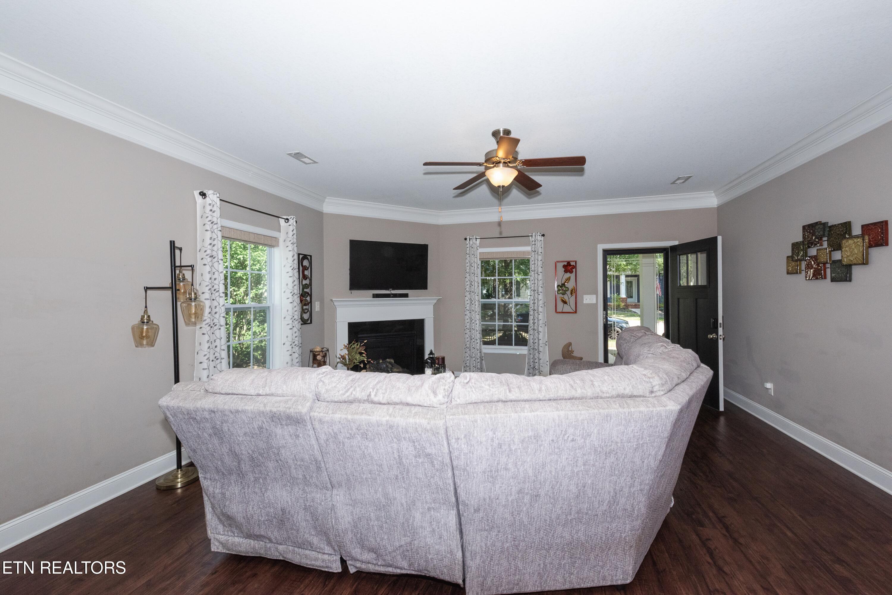 117 Fortenberry Street Oak Ridge, TN 37830 - Photo 4 of 19 Living Room
